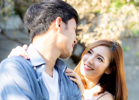 發(fā)現(xiàn)丈夫和別人約會怎么辦呢聰明妻子這樣做